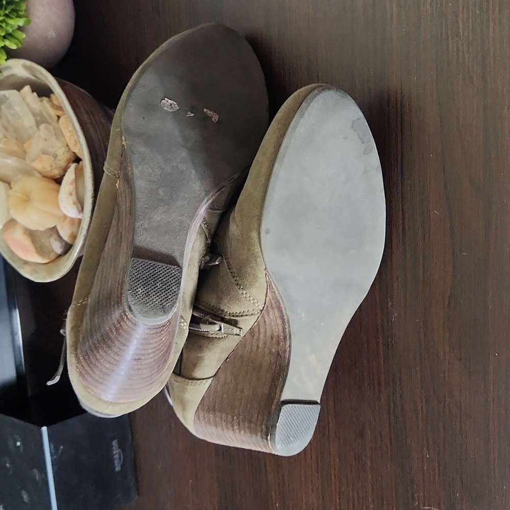 Report Suede Sage green wedge zip ankle booties - Picture 2 of 5